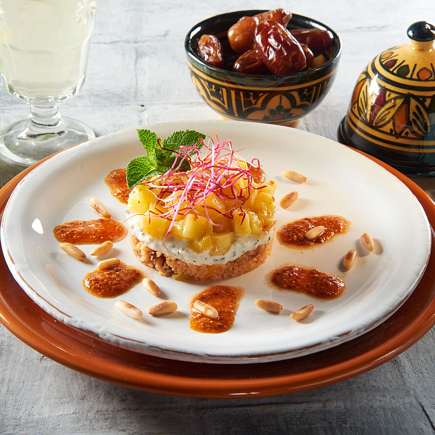 Eine fruchtige Vorspeise: Orientalischer Couscous-Salat mit Ziegenkäse und Mango. Das Gewinnerrezept des großen Rezeptwettbewerbs mit Chavroux.
