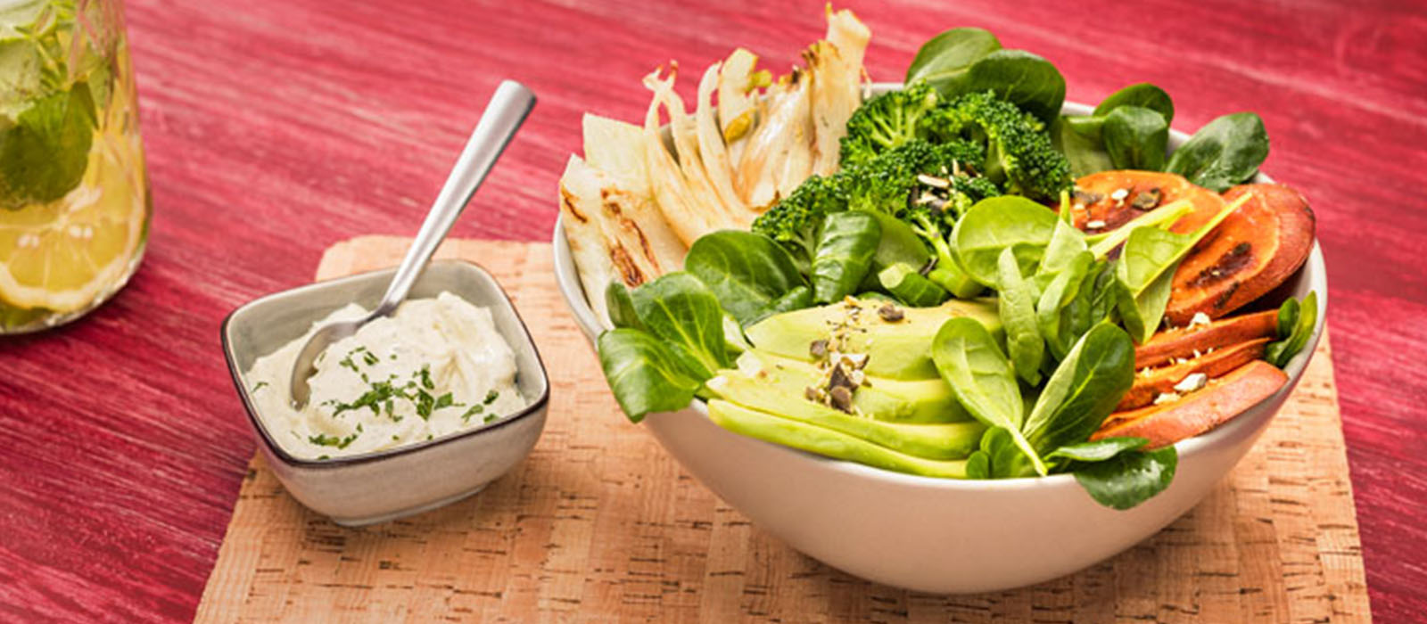 Bunte Salat-Bowl mit knackigen Kürbiskernen und Süßkartoffeln Bunte Salat-Bowl mit knackigen Kürbiskernen und Süßkartoffeln