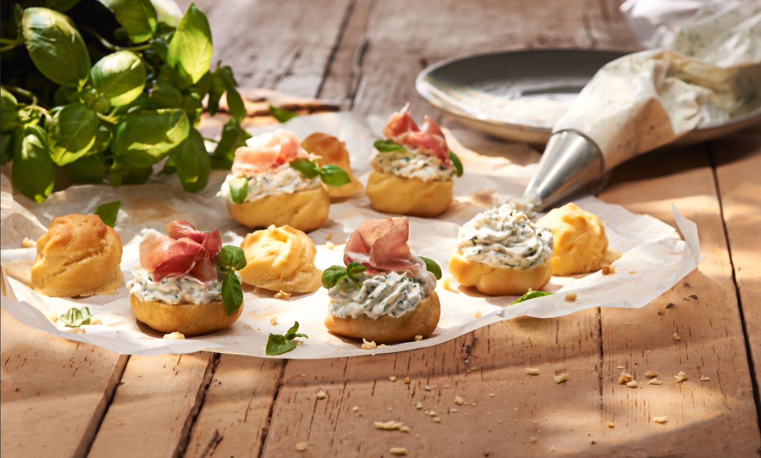 Ziegenkäse-Brandteigkrapferl mit Parmaschinken Ziegenkäse-Brandteigkrapferl mit Parmaschinken