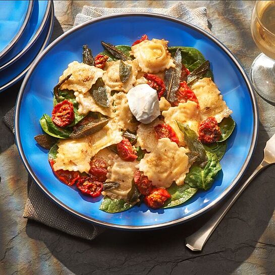 Mit Chavroux Käse gefüllte Ravioli an getrockneten Tomaten und Salbeibutter