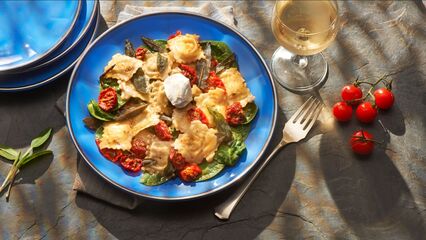 Mit Chavroux Käse gefüllte Ravioli an getrockneten Tomaten und Salbeibutter