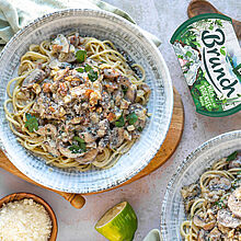 Leckeres Pasta gericht mit Pilzen, Maroni, Kräutern und Brunch Kräuterfrischkäse