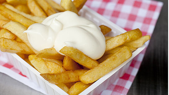 Typisch belgisch: Köstliche Pommes mit Topping. 