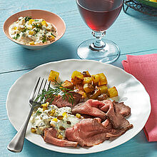 Leckeres Roastbeef mit Remoulade und Würfelbratkartoffeln.