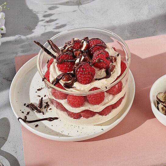 Super Dessert im Glas mit frischen himbeeren und einem Haselnusskrokant auf Brunch Natur Basis