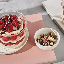 Super Dessert im Glas mit frischen himbeeren und einem Haselnusskrokant auf Brunch Natur Basis