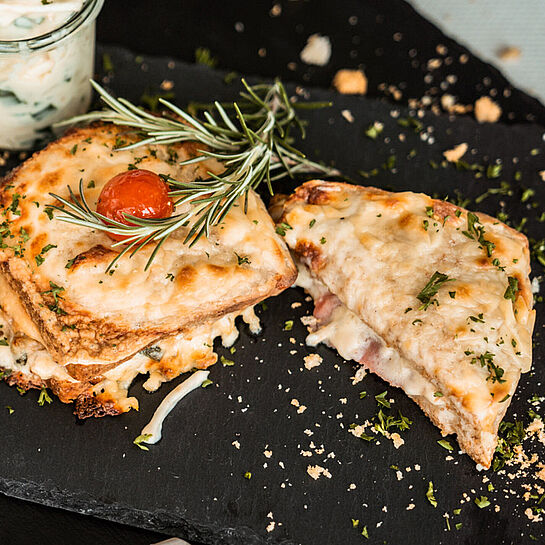 Rezept für Croque Monsieur mit Lauch-Sellerie-Gemüse