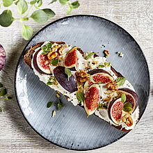 Geröstetes Bauernbrot mit Chavroux Frischkäse Natur, frischen Feigen und karamellisierten Walnüssen