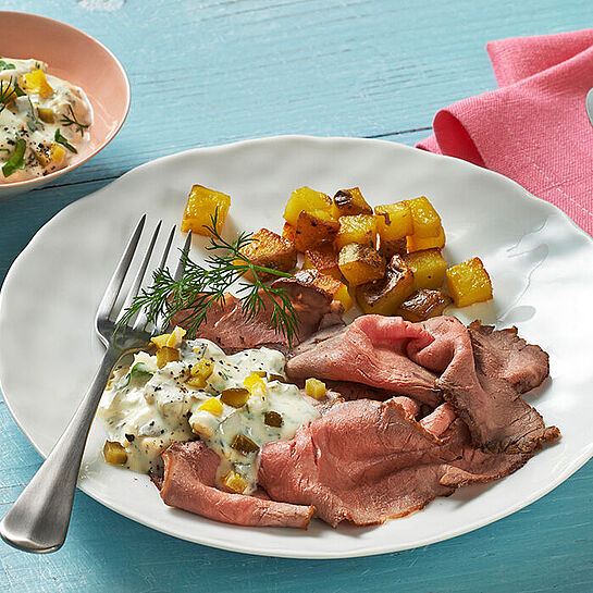 Leckeres Roastbeef mit Remoulade und Würfelbratkartoffeln.