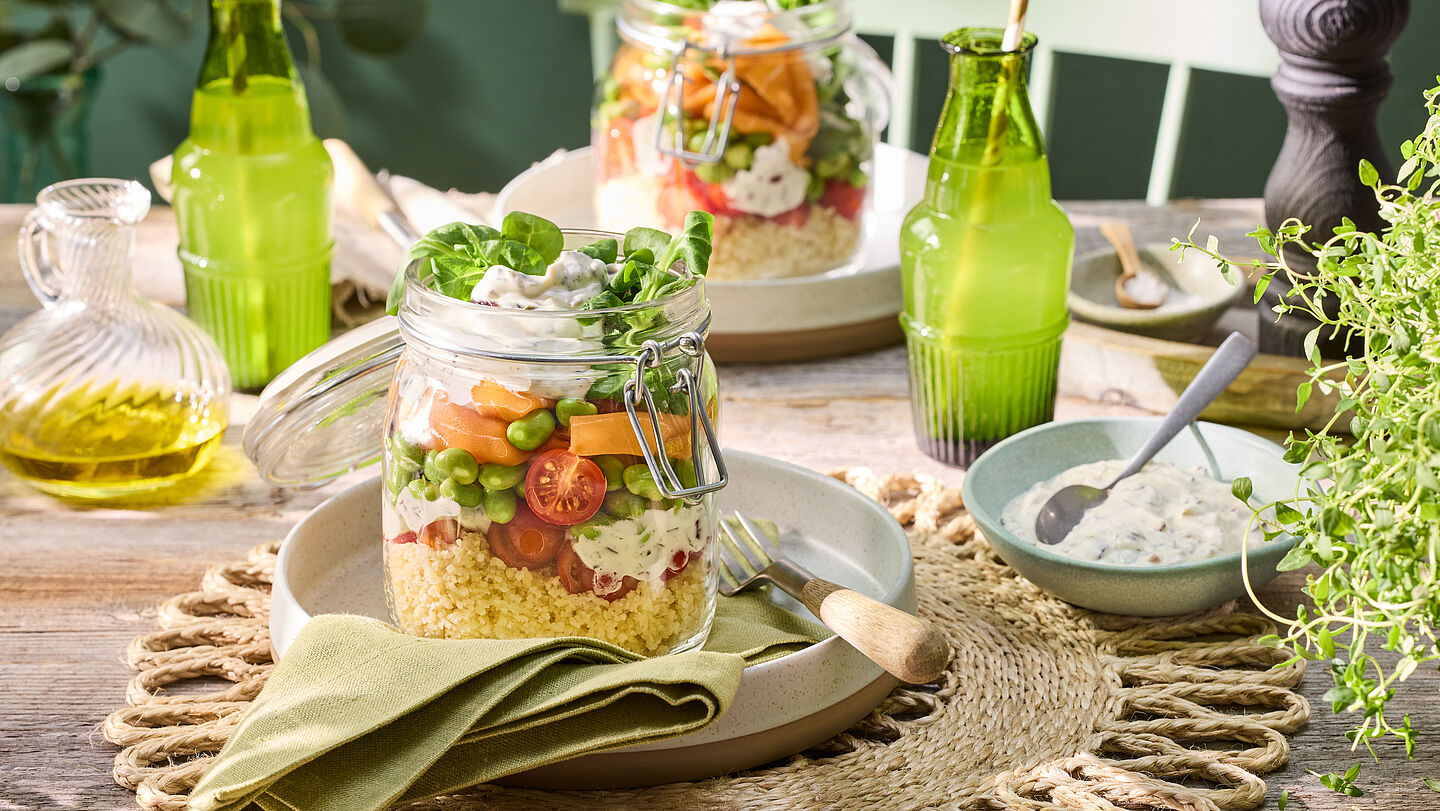 Veganer Schichtsalat mit veganem Lachs angerichtet im Einmachglas.