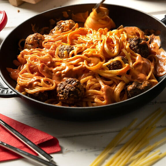Ultimatives Rezept für einen romantischen Abend: Spaghetti mit Fleischbällchen, verfeinert mit unserer würzigen Brunch Paprika Peperoni Soße in der Pfanne