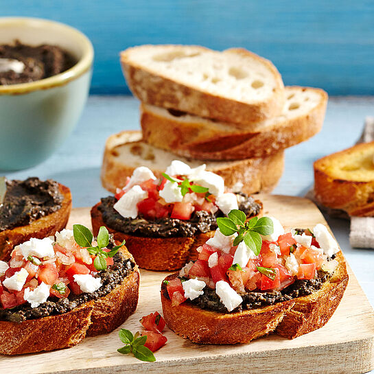 Crostini mit Tapenade mit Chavroux Ziegenfrischkäse Portionen 