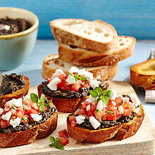 Crostini mit Tapenade mit Chavroux Ziegenfrischkäse Portionen 