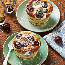 Ein süßer Snack für den Sommer: Mini Kirsch-Clafoutis verfeinert mit Bresso.