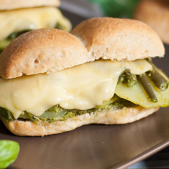 Rezept für ligurisches Baguette mit Pesto und Käse