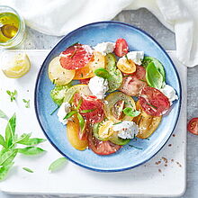 Bunter Tomatensalat mit Frischkäsenocken