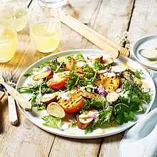 Brezelsalat mit gegrilltem Pfirsich und Milkana Pur-Kräuterdressing