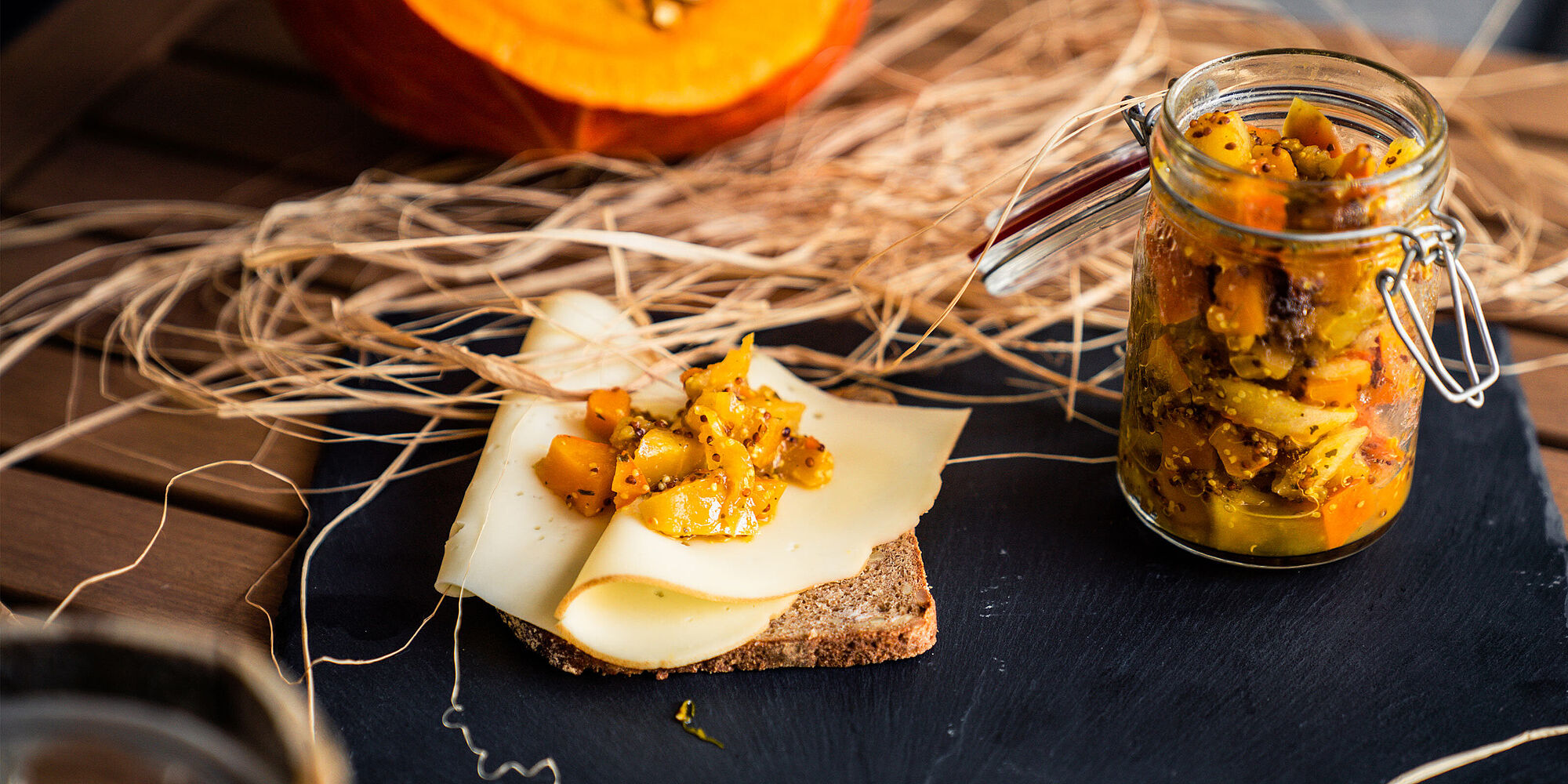 Geröstetes Sauerteigbrot mit Kürbis-Apfel-Chutney und Käse