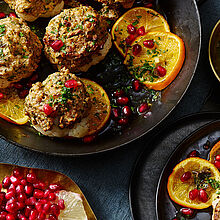 Im Ofen gebackener Blumenkohl mit Walnuss und Brunch Frischkäse, dazu Granatapfelkerne