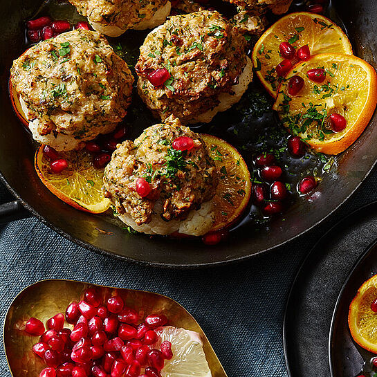 Im Ofen gebackener Blumenkohl mit Walnuss und Brunch Frischkäse, dazu Granatapfelkerne