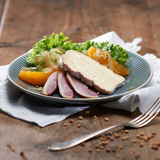 Geräucherte Entenbrust kombiniert mit frischem Orangen-Fenchel-Salat und würzigem Saint Albray Käse 