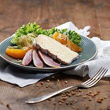 Geräucherte Entenbrust kombiniert mit frischem Orangen-Fenchel-Salat und würzigem Saint Albray Käse 