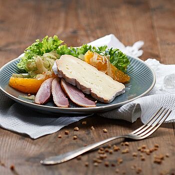 Geräucherte Entenbrust kombiniert mit frischem Orangen-Fenchel-Salat und würzigem Saint Albray Käse 