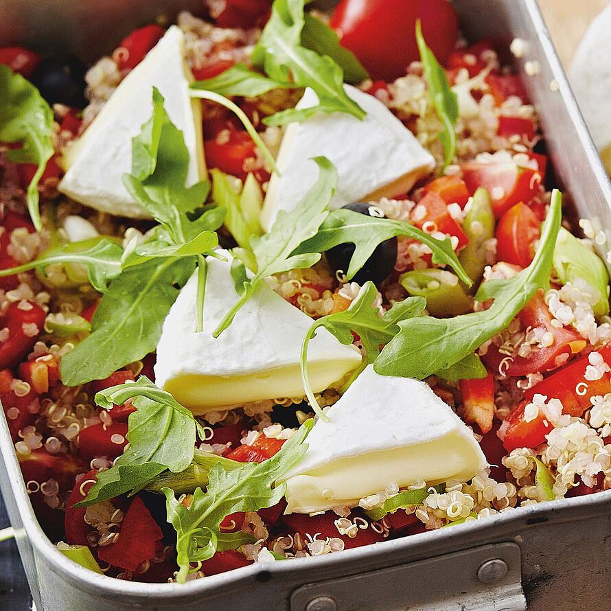 Quinoa-Salat mit Kirschtomaten, Rucola und Tomme Vaudoise
