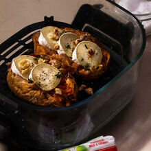 Zwei gebackene Süßkartoffeln in einer Heißluftfritteuse, gefüllt mit Ziegenweichkäse (Chavroux), Walnüssen, Thymian und frisch gemahlenem Pfeffer.