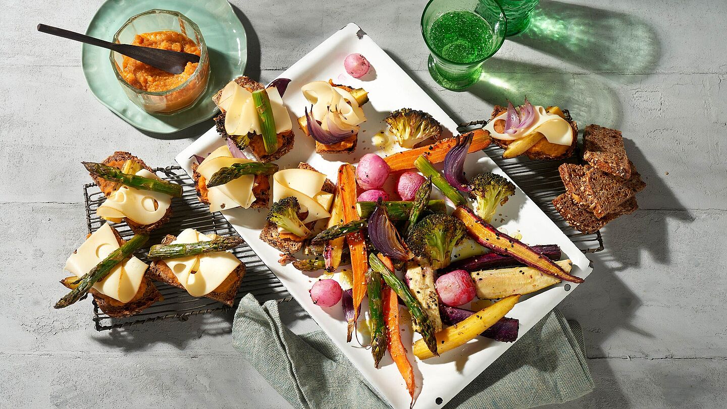 Spargel-Crostini mit Fol Epi und Ofengemüse Rezept für Spargel-Crostini mit Fol Epi und Ofengemüse