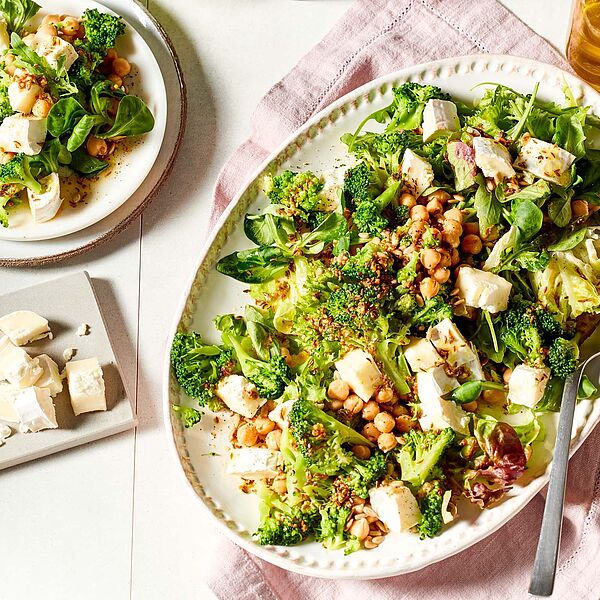 Das Auge ist mit – Traumhaft angerichteter Brokkoli-Ziegenkäse-Salat mit Kichererbsen und Feldsalat