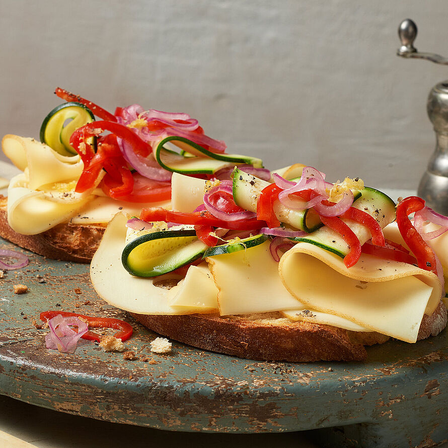 Deftiges Ratatouille Sandwich als Ersatz für eine Hauptspeise. Leckeres Bauernbrot mit zartem Gemüse und Scheibenkäse 