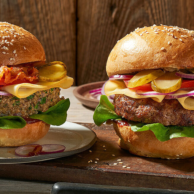 Burger vom Grill mit Fol Epi Käse und Salatgarnitur mit Gurke, Tomate und BBQ-Soße