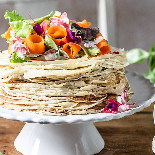 Buntes, frisches Gemüse auf herzhafter Crepetorte mit sahnigem Bresso Frischkäse