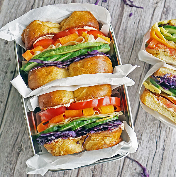 Rainbow Brioche-Sandwich