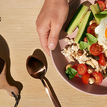 Dieses Frühstück liegt voll im Trend: Herzhaftes Porridge mit Gurke, Tomate und Spiegelei!