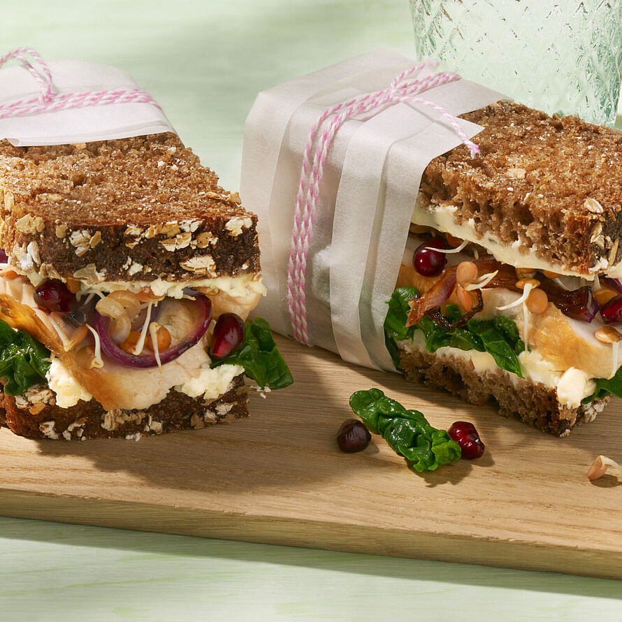 wrapped sandwich mit bresso portionen feine kraeuter mit haehnchenbrust und spinat