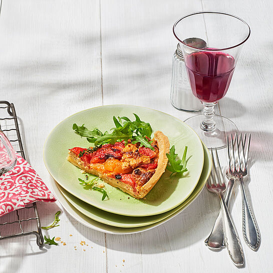 Sommerliche Quiche mit Tomaten, Bresso Méditerranée und mediterranen Gewürzen.