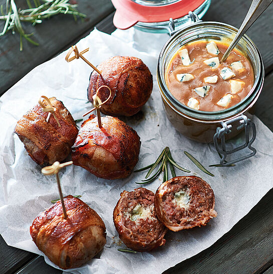 Frisch vom Grill. Hackbällchen mit Bacon. Dazu ein fruchtiger Dip aus Pflaumen und Saint Agur Käse