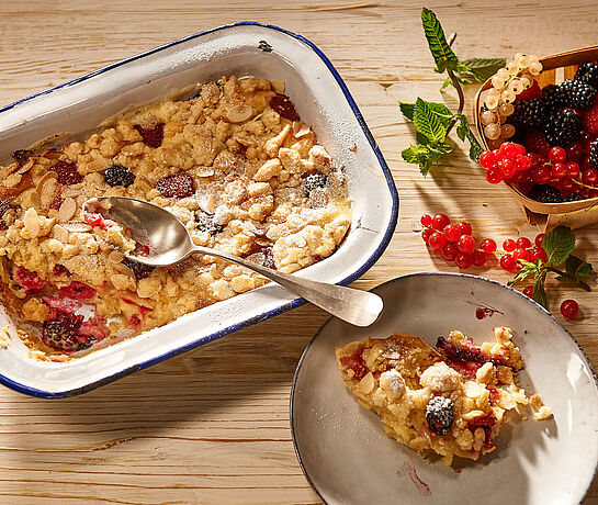 Rustikale Auflaufform gefüllt mit Süße Beeren Cannelloni und Brunch Frischkäse