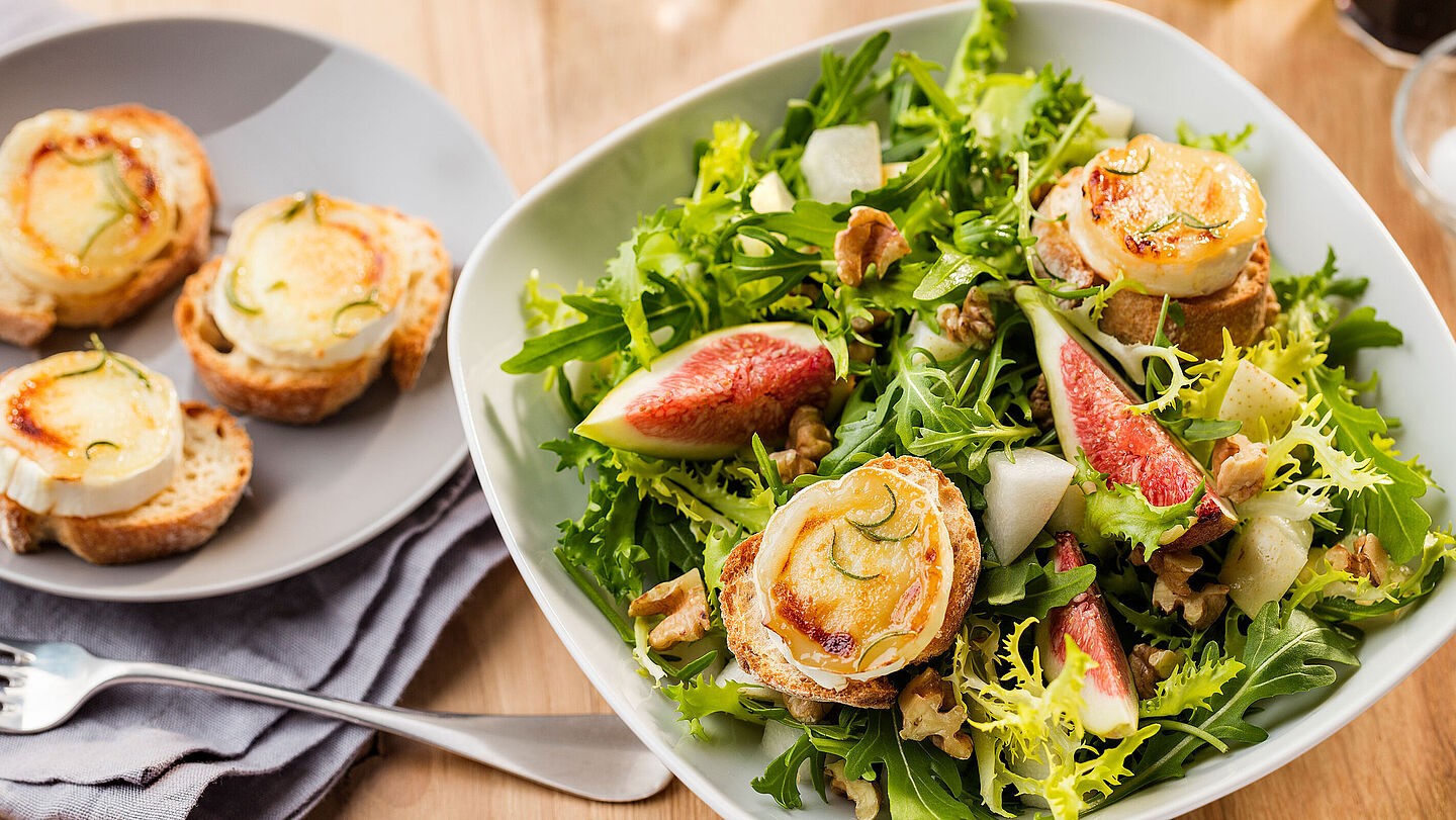 Rezept für bunten Salat mit Ziegenkäse