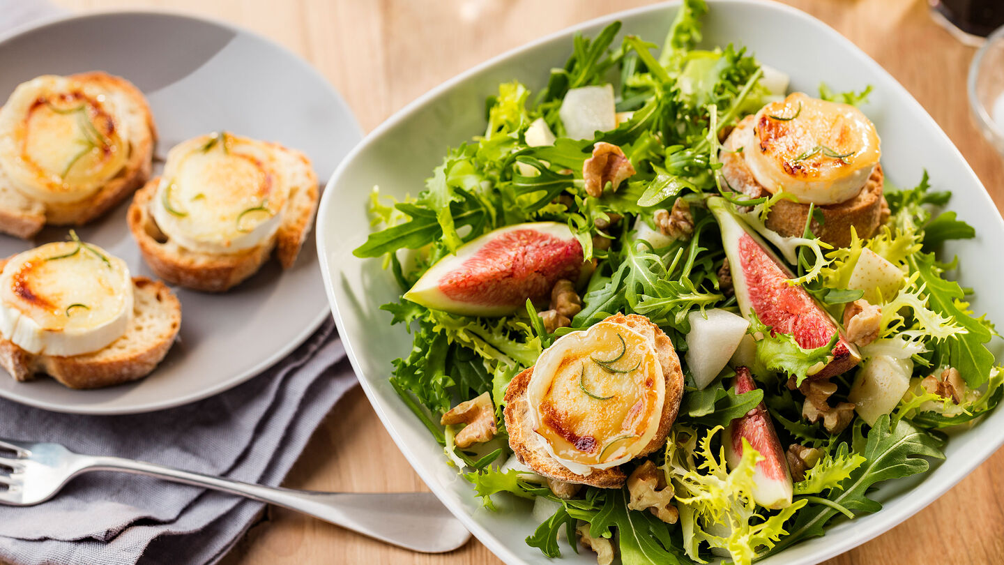 Rezept für bunten Salat mit Ziegenkäse