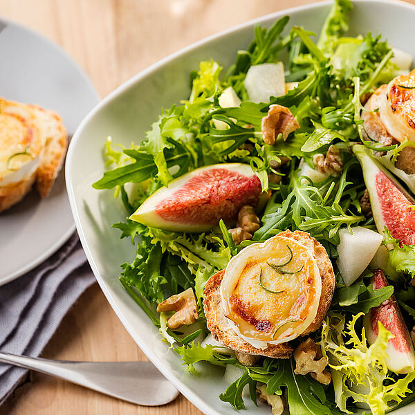 Rezept für bunten Salat mit Ziegenkäse