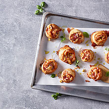 Tolles Rezept für kleine Pizzaschnecken mit Mais, Schinken und cremig-würzigem Géramont Weichkäse.