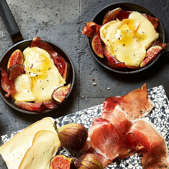 Raclette-Ideen: Tolle Kombination aus süßer Feige und würzigen Schinken. Mit Saint Albray überbacken einfach ein Genuss!