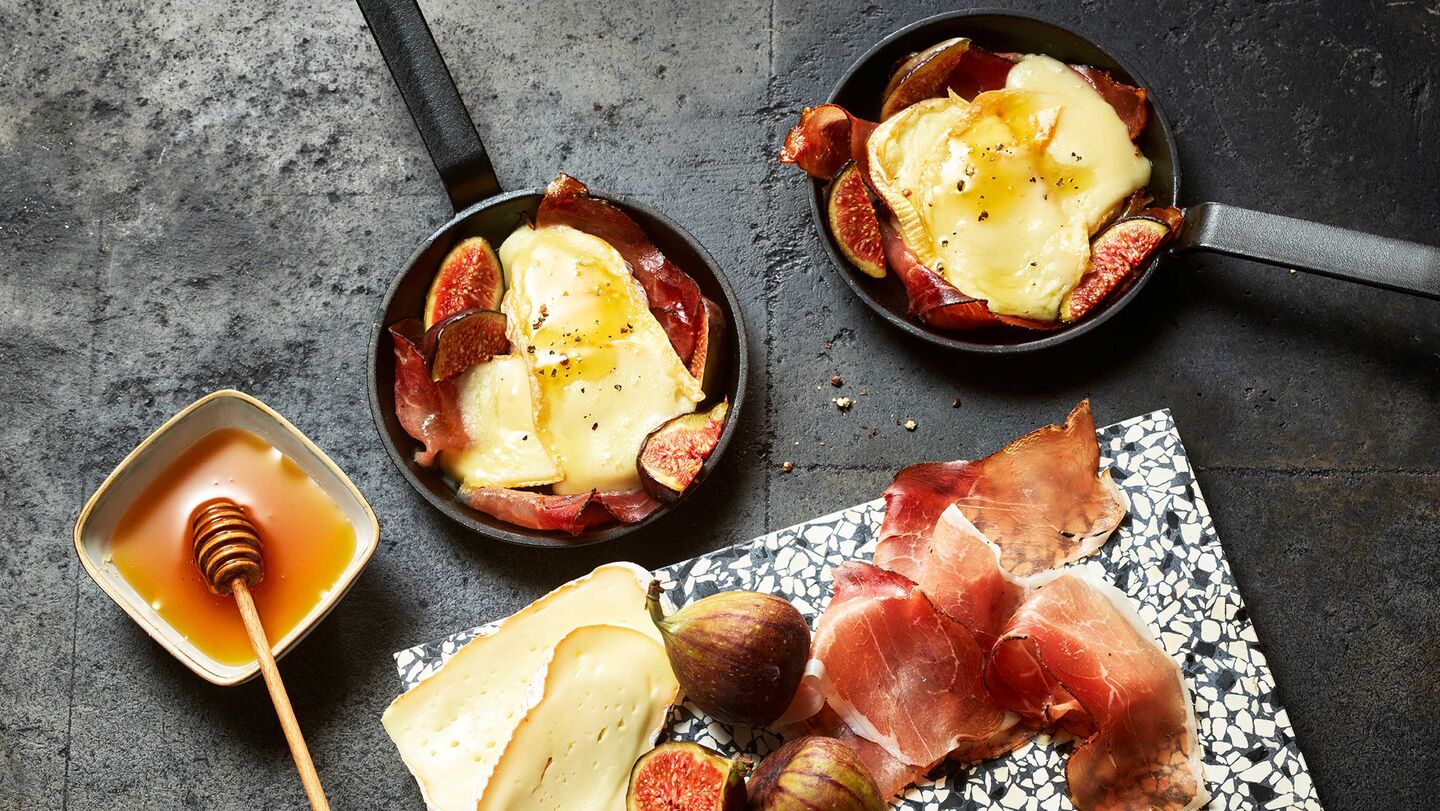 Süßes Raclette mit Feige und Saint Albray Raclette-Ideen: Tolle Kombination aus süßer Feige und würzigen Schinken. Mit Saint Albray überbacken einfach ein Genuss!