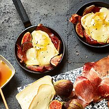 Raclette-Ideen: Tolle Kombination aus süßer Feige und würzigen Schinken. Mit Saint Albray überbacken einfach ein Genuss!