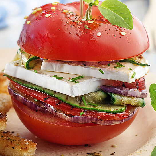 Vegetarischer Tomatenburger mit Gemüse serviert mit knusprigen Brot-Frites