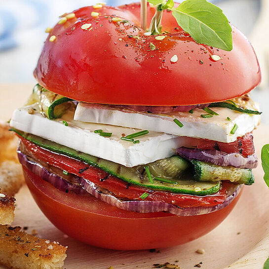 Vegetarischer Tomatenburger mit Gemüse serviert mit knusprigen Brot-Frites