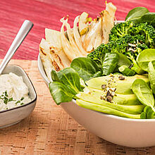 Rezept Bunte Salat-Bowl mit knackigen Kürbiskernen und Süßkartoffeln